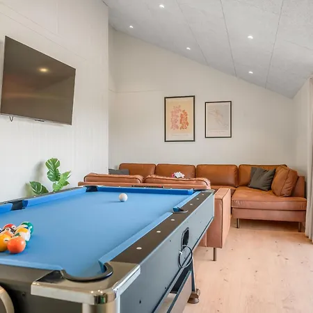 Lovely 16-person Luxury House With Activity Room, Outdoor Hot Tub And Outdoor Sauna *