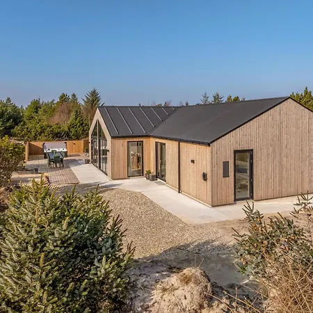 Lovely 16-person Luxury House With Activity Room, Outdoor Hot Tub And Outdoor Sauna *